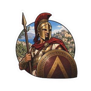 Op de afbeelding: Een ronde sticker met een Spartaanse krijger in een gouden helm met een rode kuif, harnas en een rode cape. De krijger houdt een lange speer en een rond schild met een gouden lambda-symbool vast. De achtergrond toont een Grieks kustlandschap.