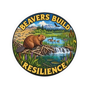 Könnte beinhalten: Ein runder Aufkleber mit einem braunen Biber auf einem Holzstaudamm in einem Teich mit Wasserfall, Enten und Fischen. Der Text BEAVERS BUILD RESILIENCE steht in gelben Großbuchstaben entlang des oberen und unteren kreisförmigen Randes.