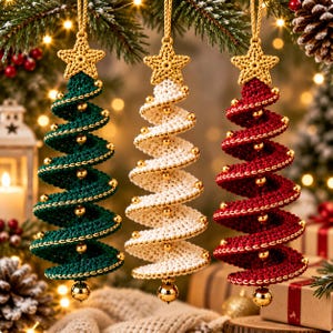 Könnte beinhalten: Drei spiralförmige Weihnachtsbaumschmuckstücke aus gehäkeltem Garn in Dunkelgrün, Creme und Dunkelrot. Jeder Anhänger ist mit einem goldenen gehäkelten Stern an der Spitze, kleinen goldenen Perlen an den Rändern und einer goldenen Kugel an der Basis versehen.