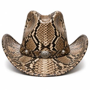 Pode incluir: Um chapéu de cowboy com um padrão de pele de cobra em tons de bege e preto na copa e na aba. O chapéu inclui uma faixa a condizer decorada com três conchos metálicos circulares prateados, cada um com um design de estrela em relevo.