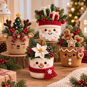 Op de afbeelding: Vier gehaakte potten met een kerstthema, waaronder een rendier met een boom, een kerstman met cadeautjes, een sneeuwpop met een kerstster en een peperkoekmannetje met koekjes. Elke pot heeft een lachend gezicht en is gevuld met feestelijk groen en bessen.