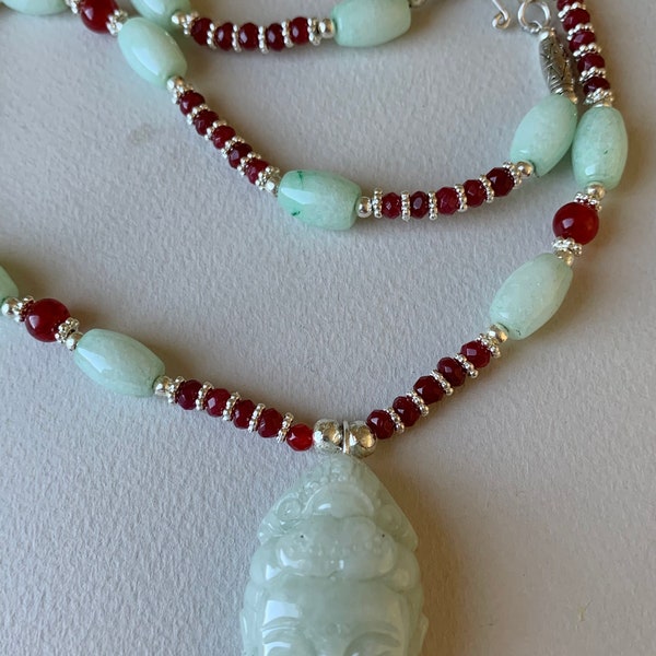 Collier élégant en jade et rubis avec un pendentif KwanYin