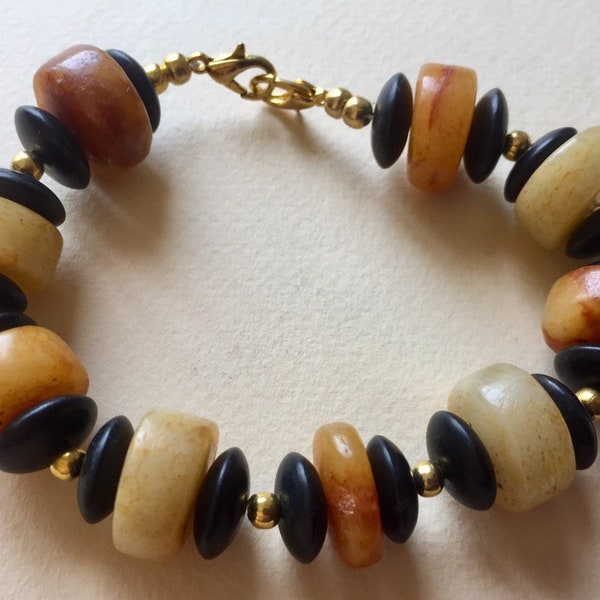 Bracelet substentiel en rondelles de jade caramel et de  lave noire.