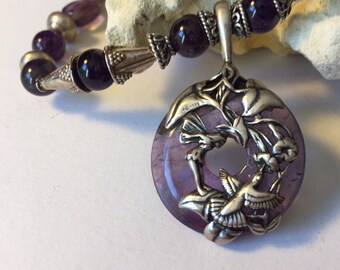 Pendentif Fée sur collier violet.