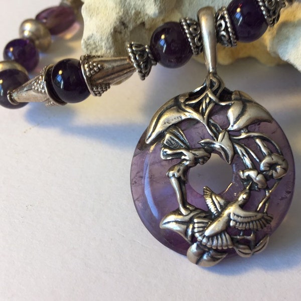 Pendentif Fée sur collier violet.