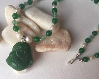 Jade vert souriant Bouddha sur collier d’émeraude et de perles