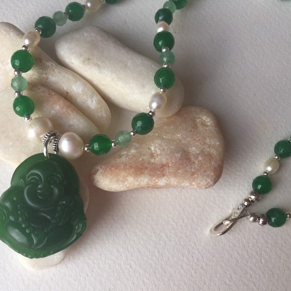 Jade vert souriant Bouddha sur collier d'émeraude et de perles