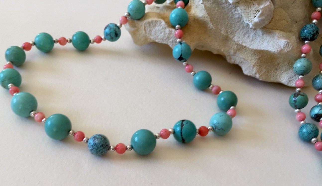 Collier plastron, travail éthnique agrémenté de turquoise, corail