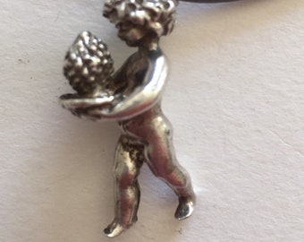 Pendentif en argent attachant : un chérubin nu tenant un ananas