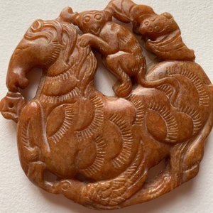 Pendentif en jade marron d'un singe à cheval image 3