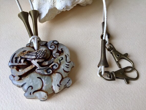 希少な翡翠風水ペンダント：鶴と象、ハンドメイド - Etsy 日本