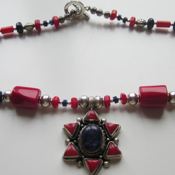 KATHMANDOU, collier en corail ,lapis et pendentif népalais