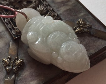 Le crapaud à trois pattes est un symbole Feng Shui de richesse. Le pendentif est taillé dans le meilleur jade birman.