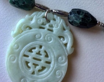 Collier d’agate verte au design exquis avec un pendentif en jade vert clair.