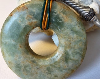 Spectaculaire beignet de jade sur cordon de cuir