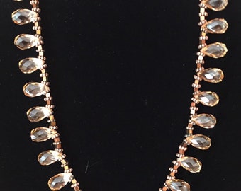 Collier théâtral en morganite couleur champagne irrésistiblement scintillant.