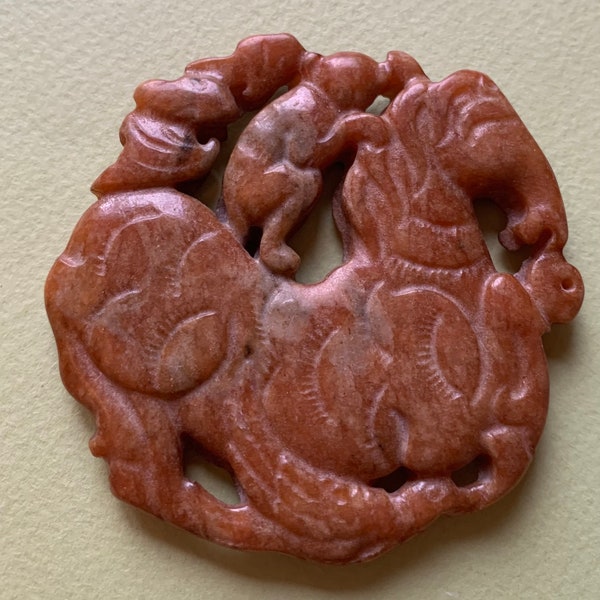 Pendentif en jade marrón d'un singe à cheval