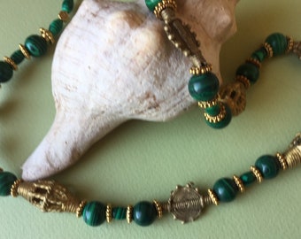 La malachite verte et le laiton doré sont habilement combinés dans ce collier original et magnifique.