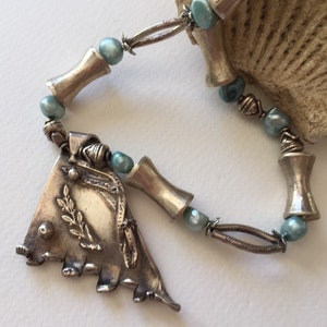 RAFINE Pendentif Design und Silber massiv über Collier und Perlen.