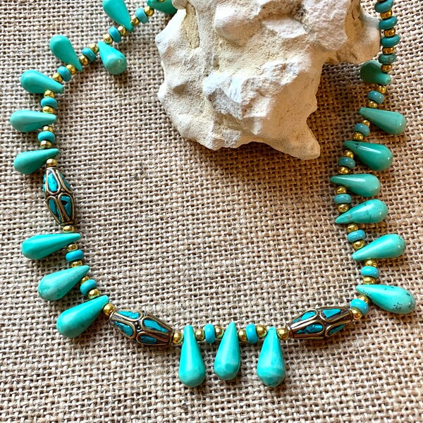 Collier lumineux fait de turquoises et de perles dorées