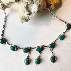 Silbermassives Collier mit grünen Cabochons aus Türkisen