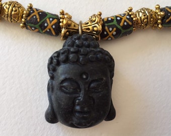 Sculpture en obsidienne noire de KwanYin sur un collier baroque