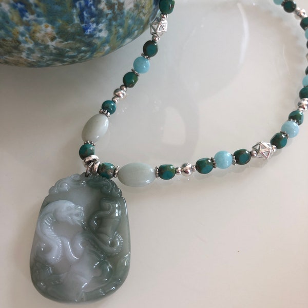 Pendentif unique en jade pour les personnes nées l'année du serpent de l'horoscope chinois.