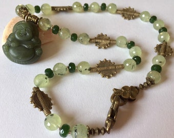 Jade vert Bouddha souriant sur un collier assorti.