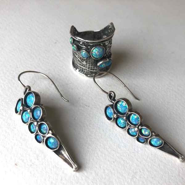 Superbes boucles d'oreilles et bague en opale bleue et en argent sterling