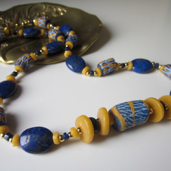 Symphonie cosmopolite: collier en  lapis afghan et perles africaines