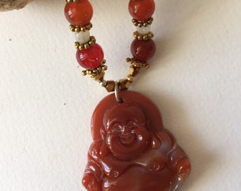 Joli pendentif Bouddha rieur en cornaline sur collier assorti