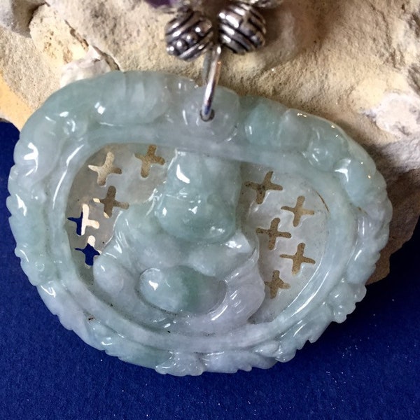 Collier avec pendentif en jade representant Buddha.