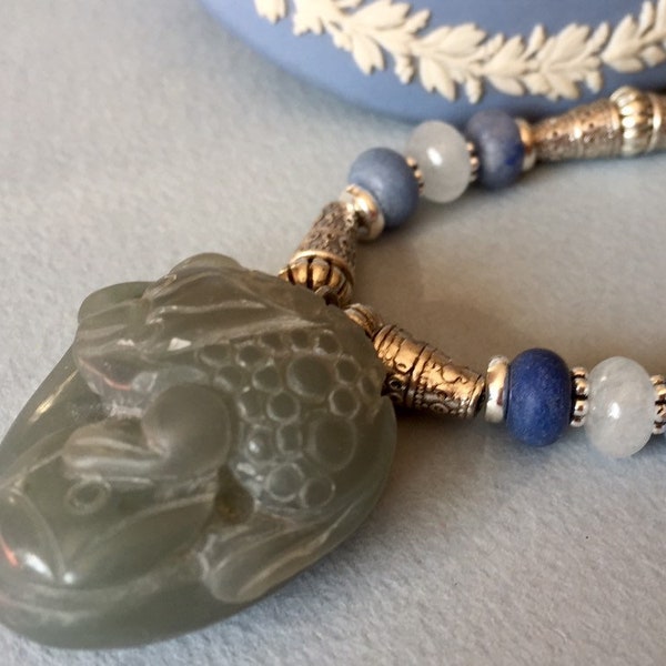 Pendentif en jade vert représentant une grenouille à trois pattes porte-bonheur Feng Shui célèbre