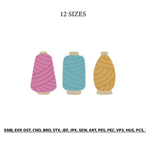 Op de afbeelding: Drie klossen borduurgaren in roze, lichtblauw en geel, elk met een getextureerd kruissteekpatroon. De tekst 12 SIZES staat bovenaan en de tekst EMB, EXP, DST, CND, BRO, STX, JEF, JPX, SEW, ART, PES, PEC, VP3, HUS, PCS, XXX staat onderaan.