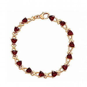 Puede incluir: Una pulsera en tono oro rosa que presenta una serie de gemas de color rojo intenso con corte triangular alternadas con eslabones metálicos pulidos en forma de X. La pieza se asegura con un cierre de mosquetón, creando un diseño circular continuo.