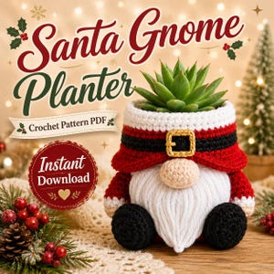 Puede incluir: Una maceta de gnomo de Santa Claus tejida a ganchillo con gorro rojo y blanco, cinturón negro con hebilla dorada, barba de lana blanca y pies negros. El texto dice Santa Gnome Planter, Crochet Pattern PDF e Instant Download.