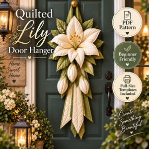 Könnte beinhalten: Ein gesteppter Lilien-Türhänger mit weißen Stoffblütenblättern und grünen gesteppten Blättern. Der Text lautet Quilted Lily Door Hanger, Home Sweet Home, PDF Pattern, Beginner Friendly, Full-Size Templates Included und Create Something Beautiful.