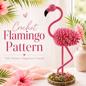 Puede incluir: Un flamenco de ganchillo rosa con pico de punta negra y un ojo, sobre una base de madera circular cubierta de musgo y piedras pequeñas. El texto dice Crochet Flamingo Pattern, PDF Pattern y Beginner Friendly.