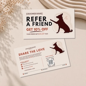 Op de afbeelding: Twee rechthoekige verwijzingskaarten voor een hondentrimmer met een crèmekleurige achtergrond, donkerbruine hondensilhouetten en tekst waaronder REFER A FRIEND, GET 10% OFF, SHARE THE LOVE en een voorbeeld QR-code voor afspraken.
