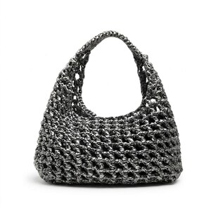 Könnte beinhalten: Eine metallisch dunkelgraue Handtasche mit einer offenen, gewebten Gitterstruktur. Die Tasche hat eine abgerundete Hobo-Silhouette mit einem einzelnen integrierten Griff und weist eine texturierte, reflektierende Oberfläche am gesamten Körper auf.