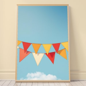 Può includere: Una stampa artistica da parete incorniciata verticale che presenta due file di bandierine triangolari nei toni del rosso, arancione, giallo e crema su un cielo azzurro con una singola nuvola bianca sul bordo inferiore della composizione.