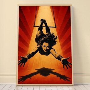 Pode incluir: Um cartaz vertical apresentando um artista de circo suspenso em um trapézio. A figura está centralizada sob um holofote amarelo brilhante cercado por raios vermelhos radiantes. O artista estende ambos os braços para a frente.