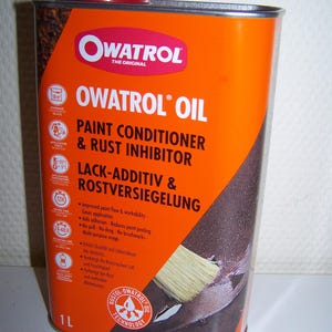 Könnte beinhalten: Eine rechteckige 1L Metalldose mit Owatrol Öl, einem Lackadditiv und Rostversiegelung. Das orangefarbene Etikett zeigt das Owatrol-Logo, den Produktnamen sowie technische Angaben zu Anwendungstemperatur, Trocknungszeit und Reichweite.