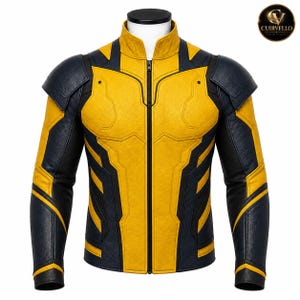 Könnte beinhalten: Eine gelbe und marineblaue Lederjacke mit Stehkragen, durchgehendem Frontreißverschluss und strukturierten Schulterpartien. Das Design umfasst geformte Brustdetails und ein kreisförmiges Logo in der oberen rechten Ecke mit dem Text CUIRVELLO.