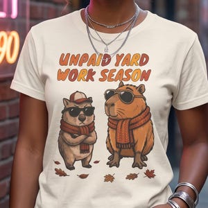 Camiseta de otoño, camiseta vintage de capibara y wombat, camiseta con estampado de linóleo, ropa unisex Comfort Colors, camiseta con estampado de animales.