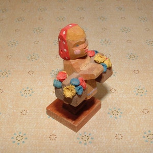 Vintage 1970&#39;s Erzgebirge, Emil Helbig, Wooden Hand Carved Miniature Girl with 2 flower baskets
