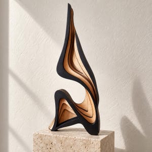 Träskulptur, abstrakt träkonstföremål, minimalistisk böjd figur, modern organisk hylldekor, unik inflyttningspresent