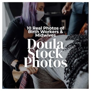 Könnte beinhalten: Eine digitale Grafik mit einer Person mit violettem Haar, die eine weiße Gesichtsmaske trägt und eine andere Person unterstützt. Der Text lautet: 10 Real Photos of Birth Workers & Midwives Doula Stock Photos. Das Bild zeigt ein Umfeld.