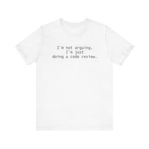 Não estou discutindo, só estou fazendo uma revisão de código. Camiseta | Camiseta para Programador | Humor de Programação