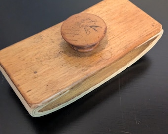 Secador de tinta de madera antiguo con pomo tallado, marcas del propietario original.
